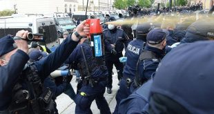 Koronavirüs tedbirleri Avrupa'da protesto ediliyor