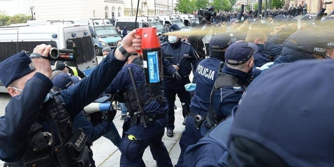 Koronavirüs tedbirleri Avrupa'da protesto ediliyor