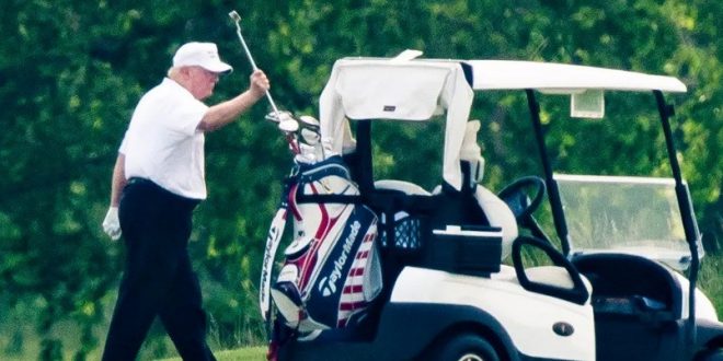 Ölü sayısının 100 bine yaklaştığı ABD'de Trump golf keyfi yaptı