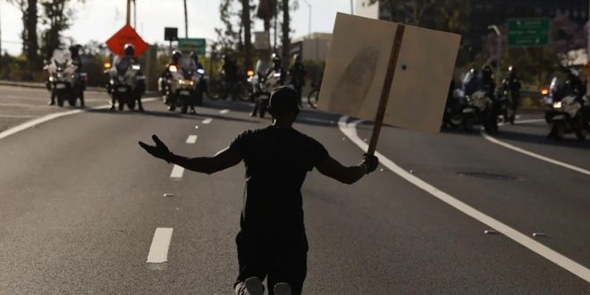 ABD'de polis göstericilere ateş açtı: 1 ölü