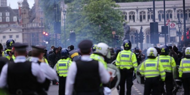 Londra'da ırkçılık karşıtı gösterilerde arbede