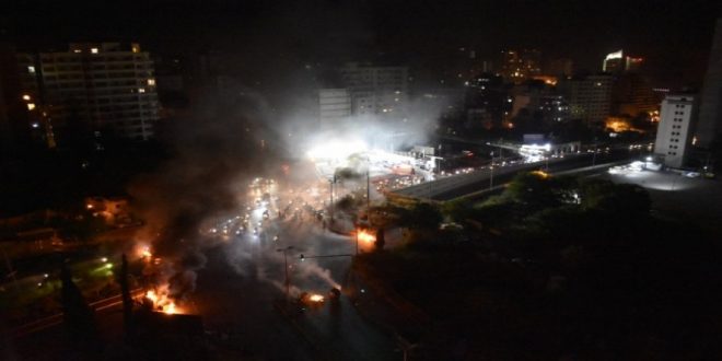 Lübnan'da Protestocular Merkez Bankası'na Girmeye Çalıştılar