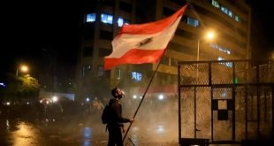 Lübnan'da halk ekonomik kriz nedeniyle sokaklara döküldü