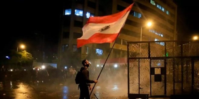 Lübnan'da halk ekonomik kriz nedeniyle sokaklara döküldü