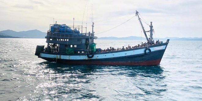 Malezya 3 aydır denizde olan 300 Arakanlı sığınmacıyı ülkeye almadı