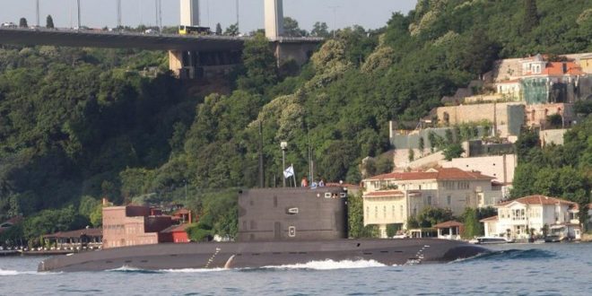 Rus denizaltısı İstanbul Boğazı'ndan geçti