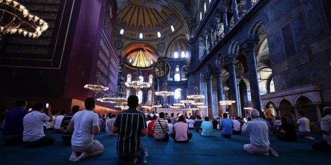 Ayasofya-i Kebir Camii'nde ziyaretçi yoğunluğu sürüyor