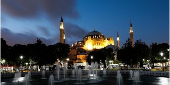 Ayasofya kararına tepkili aşırı sağ Yunan grup Türk bayrağı yaktı