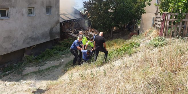 Evini ateşe verdi, itfaiyeye baltayla saldırdı