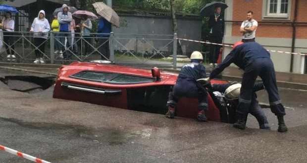 Rusya’da yol çöktü, otomobil çukura düştü