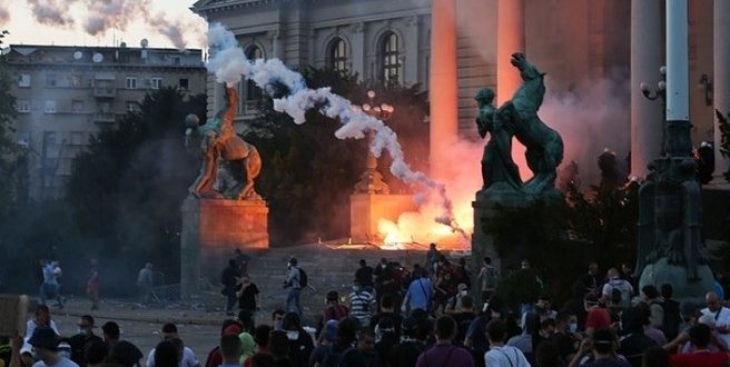 Sırbistan'da korona tedbirlerine karşı protestolar sürüyor