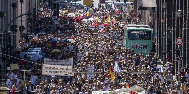 Almanya'da binlerce kişi korona tedbirlerini protesto etti