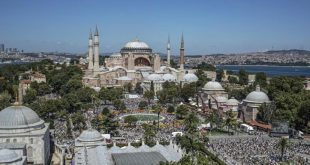 Ayasofya Camii'nde hafta sonu da yoğunluk sürüyor