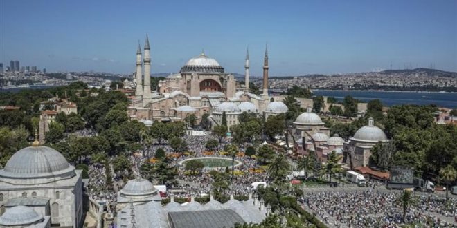 Ayasofya Camii'nde hafta sonu da yoğunluk sürüyor