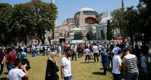 Ayasofya-i Kebir Cami-i Şerifi'nde bayramın ikinci günü ziyaretçi yoğunluğu yaşanıyor