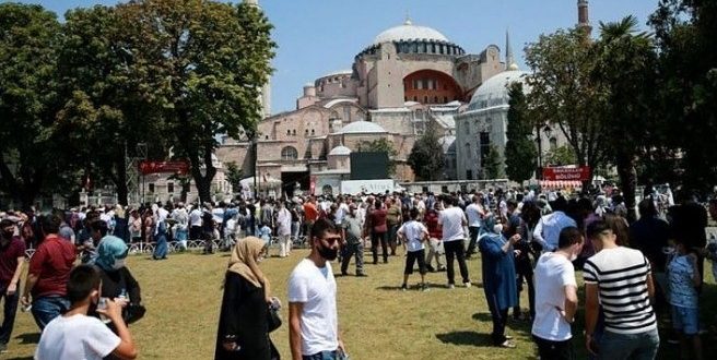 Ayasofya-i Kebir Cami-i Şerifi'nde bayramın ikinci günü ziyaretçi yoğunluğu yaşanıyor