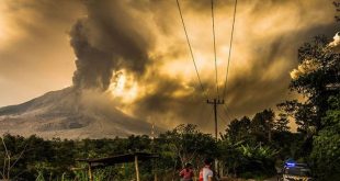 Endonezya'da Sinabung Yanardağı bir kez daha patladı