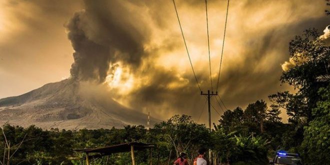 Endonezya'da Sinabung Yanardağı bir kez daha patladı