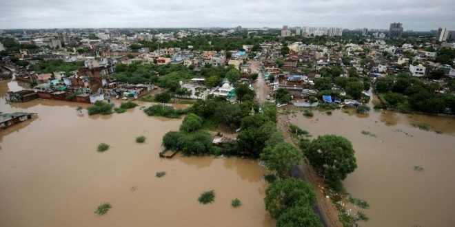 Hindistan'daki sellerde yüzlerce kişi hayatını kaybetti