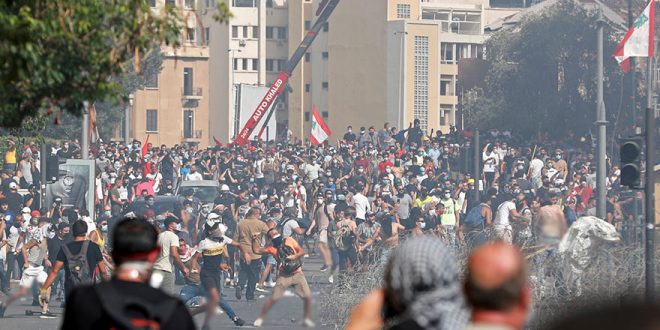 Lübnan'da halk meydanlarda: Gösteriler büyüyor