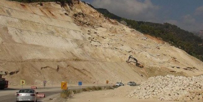 Mersin'de heyelan! Yol trafiğe kapandı