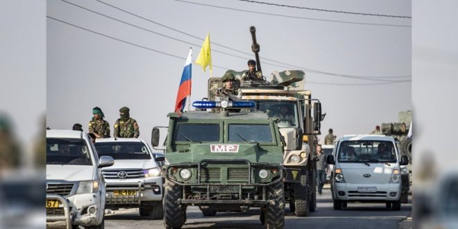 Suriye'de Rus ve YPG güçleri aynı araçta devriye atıyor