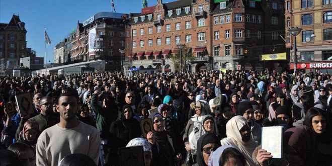 Danimarkalı ırkçı parti üyelerinden  Kur'an yakma provokasyonu