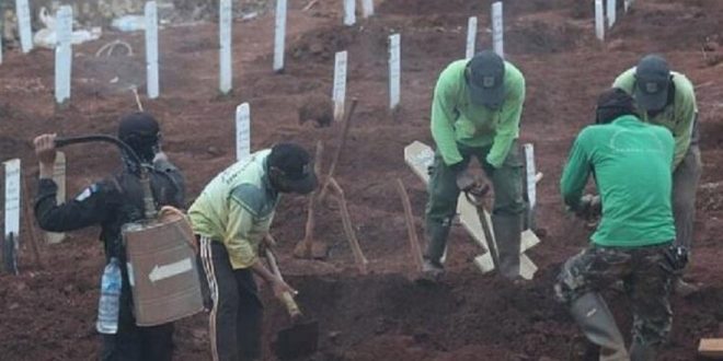 Koronavirüsten ölenlerin mezarı onlara kazdırıldı