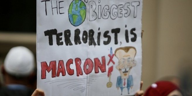 Macron Londra'da da protesto edildi