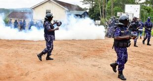 Uganda'da cumhurbaşkanı adayı tutuklandı sokaklar karıştı