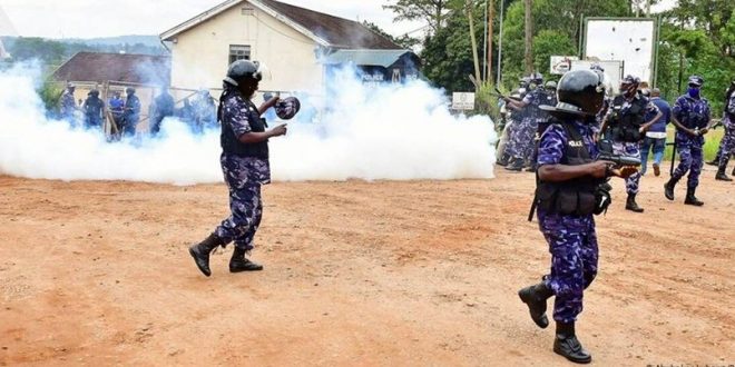 Uganda'da cumhurbaşkanı adayı tutuklandı sokaklar karıştı