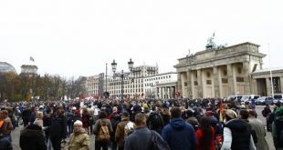 Berlin'de polis göstericilere tazyikli su ve biber gazı ile müdahale etti