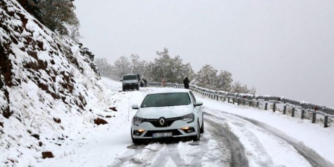 Tunceli'ye yılın ilk karı düştü: 31 köy yolu ulaşıma kapandı