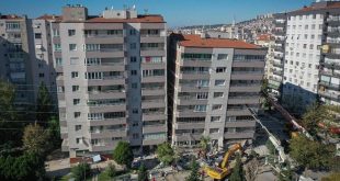 Yıkılan apartmanın yanındaki bina sallandı, ekipler alandan uzaklaştı