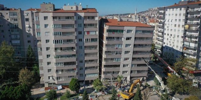 Yıkılan apartmanın yanındaki bina sallandı, ekipler alandan uzaklaştı