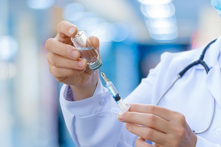 Pfizer’ın Covid-19 aşısını olan sağlık çalışanı 10 dakikada fenalaştı