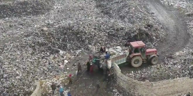 İdlib'de çocuklar çöplükten plastik topluyor