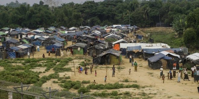 Arakan'da yok edilen köyler ve Bangladeş'teki mülteci kampları