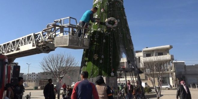 YPG'nin Kobani'de diktiği 'Noel ağacı' ateşe verildi