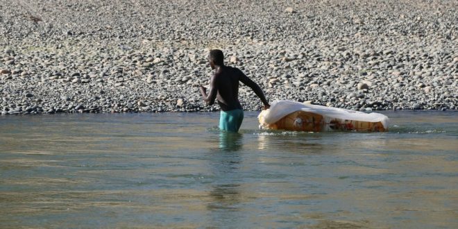 Bidondan yapılmış sallarla nehri geçerek Sudan’a sığınıyorlar