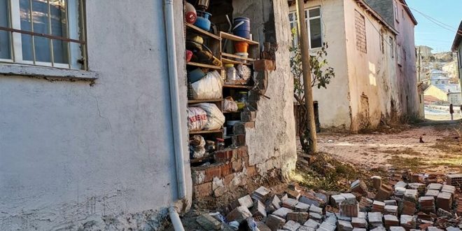 Elazığ'da 5.3 şiddetinde deprem halkı sokaklara döktü!