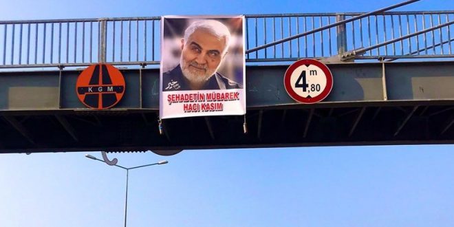 İran destekçileri Iğdır'da Kasım Süleymani posteri astı