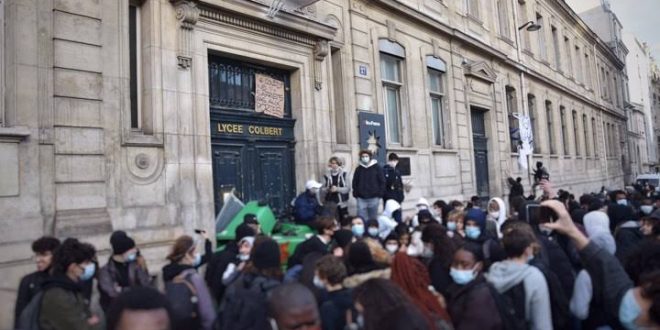 Macron yönetimi öğrenciler tarafından protesto edildi!