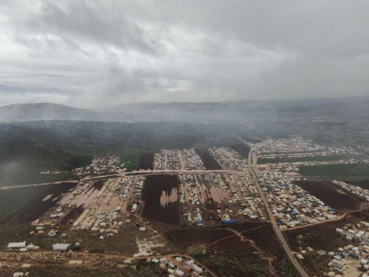 <p>Gece boyu süren sağanak, Suriye'nin Türkiye sınır hattında zorla yerinden edilen sivillerin sığındığı çadır kamp sakinlerini olumsuz etkiledi.</p>  