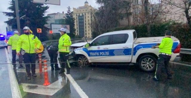 Polis aracı bariyerlere ok gibi saplandı