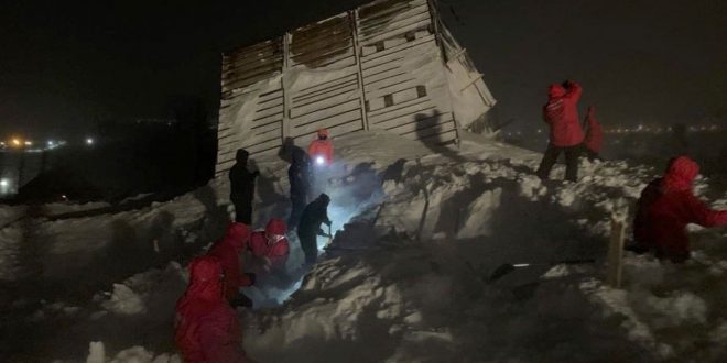 Rusya'da evlerin üstüne çığ düştü: Acil durum ekibi olay yerinde