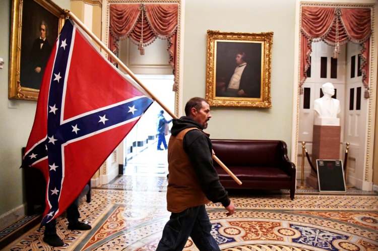 <p>ABD içsavaşında güneylilerin bayrağı Kongre koridorlarında taşındı.</p>  