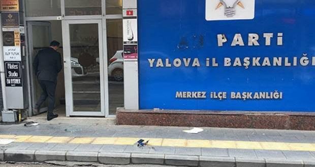 AK Parti binasına çekiçli saldırı!