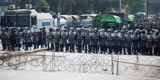 Myanmar ordusu darbeyi protesto etmeye çalışan halka, sert müdahale ediyor!