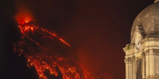 Etna Yanardağı'nda patlama